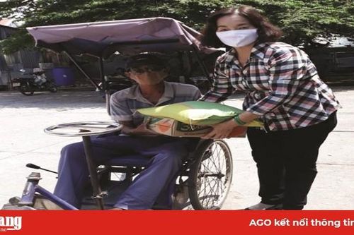 Giúp người bán vé số dạo vượt qua '15 ngày chống dịch'