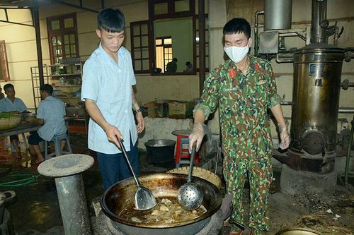 Những 'đầu bếp' đặc biệt ở khu cách ly phòng dịch