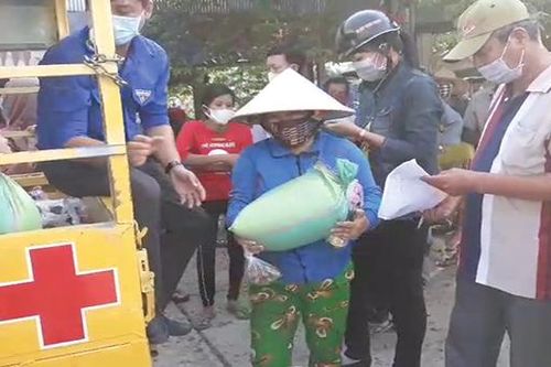 Tặng quà hỗ trợ cho hộ bán vé số
