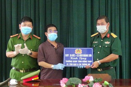 Trao các trang thiết bị phòng, chống bệnh COVID-19