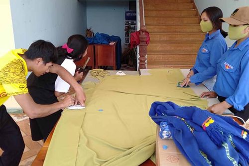 Phát 2.600 khẩu trang cho gia đình có hoàn cảnh khó khăn xã A Dơk