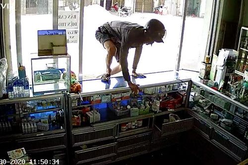 Táo tợn nhảy qua quầy thuốc tây, trộm sạch điện thoại, tiền, giấy tờ tùy thân