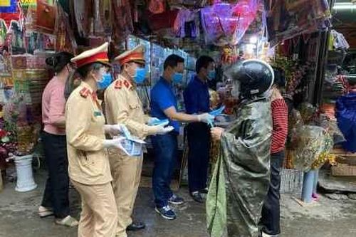 Phát khẩu trang miễn phí tại chợ Rồng Ninh Bình