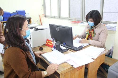 Hà Nội chi trả gộp hai tháng lương hưu tại nhà cho người thụ hưởng