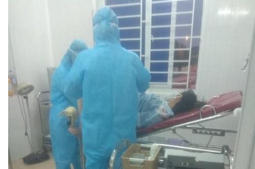 Bé trai cân nặng 2,8 kg chào đời trong khu cách ly y tế