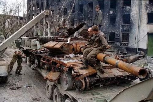 Chuyên gia Nga lý giải tại sao xe tăng T-80 bị thiệt hại nặng trong cuộc chiến Chechnya