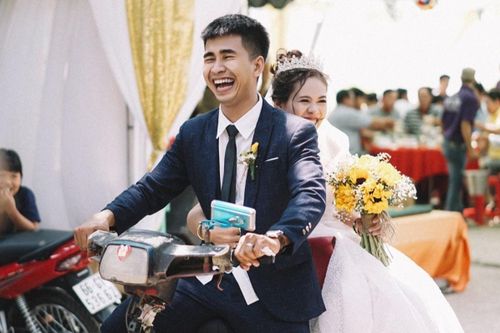 Bộ ảnh cưới kể chuyện tình 'thương em anh trồng hoa giấy' gây bão mạng