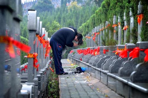 Lễ Thanh Minh với hàng nghìn gia đình TQ chưa chôn cất được người thân
