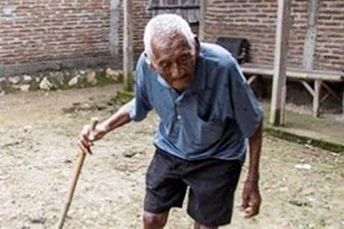 Cụ ông chống gậy đến ủy ban ủng hộ tiền chống dịch