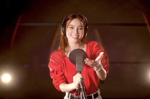 Nghệ sĩ góp nhạc chống dịch: 'Việt Nam nhất định chiến thắng'