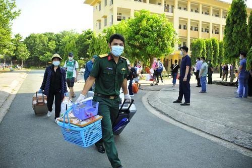 Cha của đầu bếp nổi tiếng thế giới cảm ơn Việt Nam sau 14 ngày cách ly