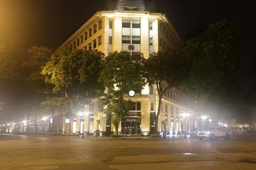 Hà Nội vắng ngắt trong đêm đầu thực hiện xử phạt người ra đường không cần thiết