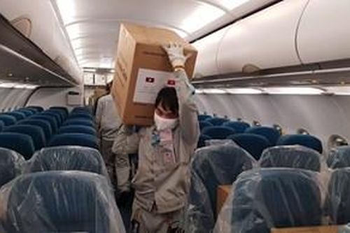 Vietnam Airlines vận chuyển trang thiết bị y tế của Chính phủ Việt Nam viện trợ Lào và Campuchia