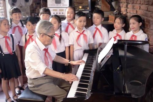 Trở về ký ức của một thời khăn đỏ với giai điệu 'Ta lớn lên cùng đất nước'
