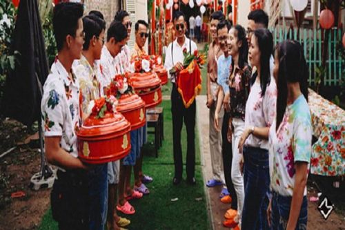 Hội bạn thân 'lầy lội' diện đồ cha mẹ bưng tráp trong đám cưới