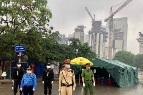 Hà Nội: Hơn 10.000 người được kiểm tra thân nhiệt tại 30 chốt trực