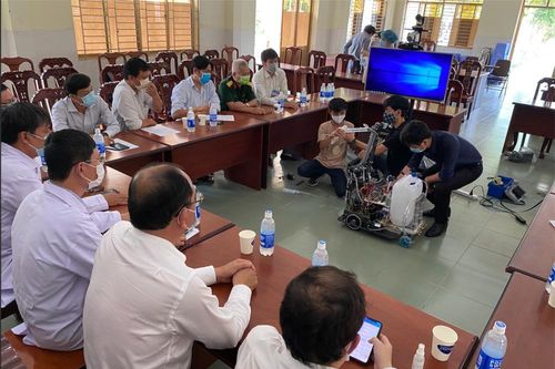 TPHCM đưa robot 'làm nhiệm vụ' trong bệnh viện dã chiến