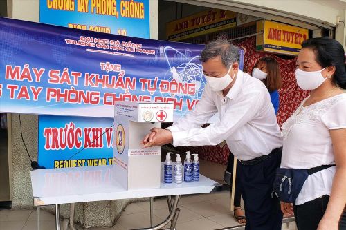 Thầy trò ĐH Sư phạm sáng chế máy rửa tay tự động