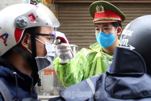 Khu dân cư ở Hà Nội lập chốt đo thân nhiệt kiểm soát dịch Covid-19
