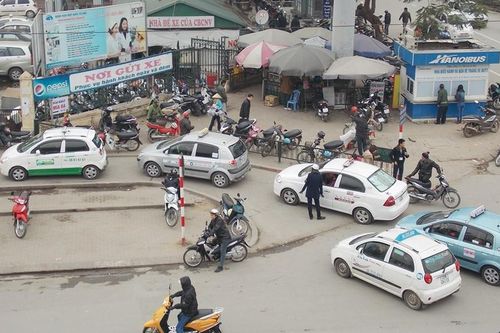 Yêu cầu Hà Nội dừng cho taxi đón khách tại sân bay, ga tàu