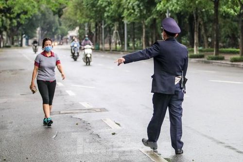 Hà Nội vắng lặng, nhiều người không thuộc diện được ra đường bị nhắc nhở