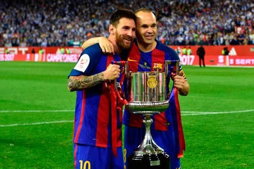 Top 10 cầu thủ vĩ đại nhất lịch sử CLB Barcelona: Messi chỉ xếp thứ 3
