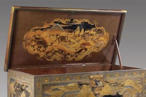 Phát hiện kệ để tivi là hòm kho báu cổ 200 năm tuổi