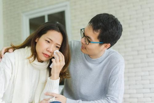 Chưa kịp vui mừng vì vợ chịu sinh con, tôi đã phải 'chết điếng' khi chiều nay cô ấy trở về nhà với khuôn mặt tái nhợt và lẳng lặng nằm lên giường không chịu nói một lời