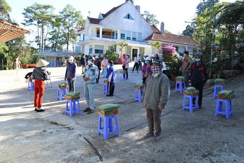 Trung tâm Lưu trữ Quốc gia IV phát quà miễn phí cho người dân gặp khó khăn do dịch Covid-19