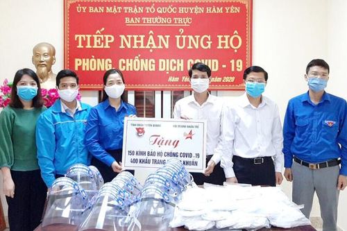 Tỉnh đoàn tặng kính bảo hộ và khẩu trang kháng khuẩn