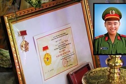 Truy tặng Huy hiệu 'Tuổi trẻ dũng cảm' cho chiến sĩ Công an hy sinh khi làm nhiệm vụ