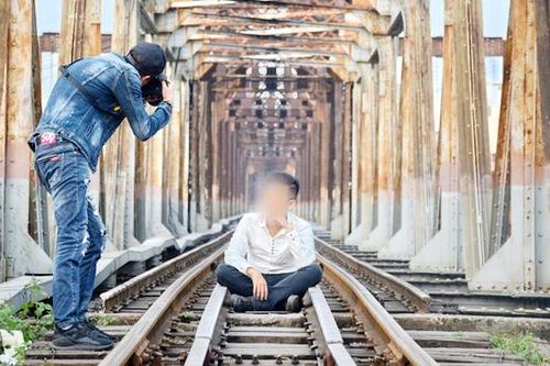Chụp ảnh trên cầu đường bộ, hai nữ sinh rơi xuống tàu hỏa tử vong thương tâm