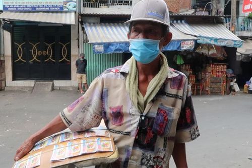 Thành phố Hồ Chí Minh chi gần 9 tỷ đồng hỗ trợ người bán vé số dạo