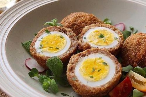 Trứng gà bọc thịt chiên xù thơm ngon chấm cùng các loại sốt, bạn sẽ tiếc sao không làm món này sớm hơn trong thực đơn của mình
