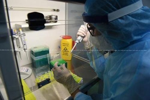 Bệnh viện Ung bướu Nghệ An thực hiện xét nghiệm tìm virus SARS-CoV-2