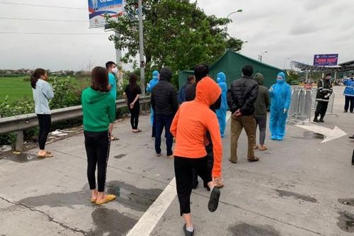 Phát hiện xe khách chở hàng chục người về Hà Nội