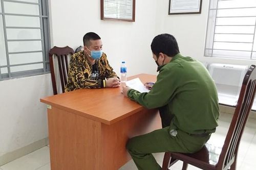 Tấn công cảnh sát khu vực khi bị nhắc nhở tụ tập đông người