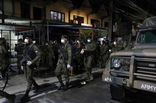 Cảnh sát Philippines bắn hạ người tấn công nhân viên y tế chống dịch