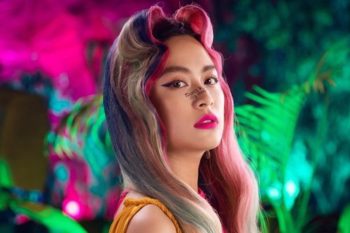 Hoàng Thùy Linh tái hiện loạt tranh Hàng Trống trong MV mới