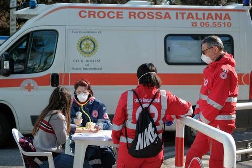 Số ca bệnh nặng ở Italy lần đầu giảm, số ca nhiễm thấp hơn Tây Ban Nha