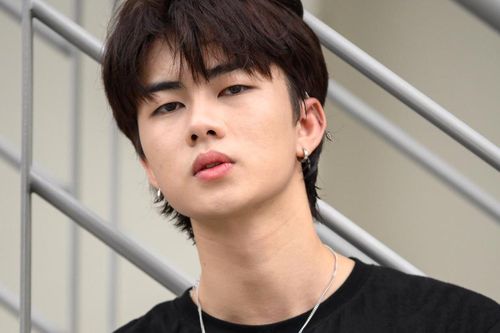 Hot boy sinh năm 1998 của Vpop bị bạn gái tố yêu 2 người cùng một lúc
