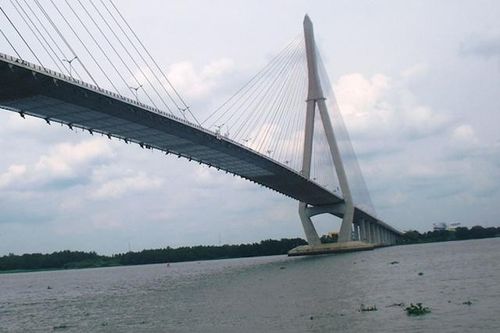 Thượng úy cảnh sát cứu cô gái định nhảy cầu Cần Thơ tự vẫn