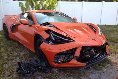 Mua được 1 ngày, siêu xe Chevrolet Corvette C8 đã gặp nạn