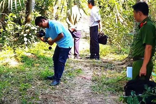 Người đàn ông nghi bị vợ và con trai bắn tử vong