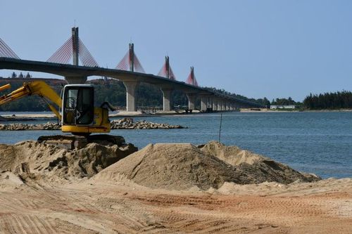 Khai thác cát trên sông Trà Khúc, chính quyền có buông lỏng quản lý?