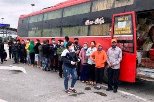 Phát hiện xe khách chở 30 người vào Hà Nội trong thời gian cách ly xã hội