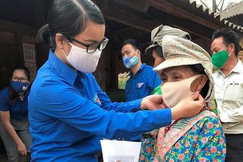Thanh niên huyện nghèo chung sức phòng dịch