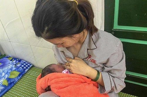Bé gái chào đời ở phòng cách ly