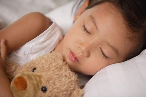 Con ngủ một mình vẫn kêu chật, mẹ kiểm tra camera rơi nước mắt
