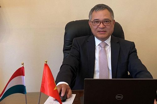 Đại sứ Nguyễn Tiến Thức: Đồng hành với cộng đồng người Việt tại Hungary trong phòng, chống dịch Covid-19